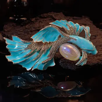 Модни уникална елегантна брошка с голяма част от емайла под формата на златни рибки